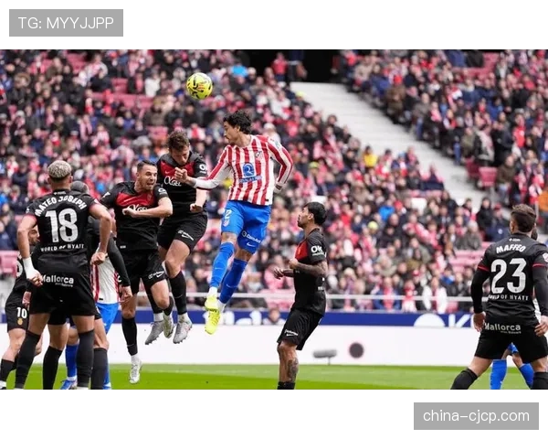 特写：图卢兹门将在人墙指挥与扑救之间的两难抉择瞬间