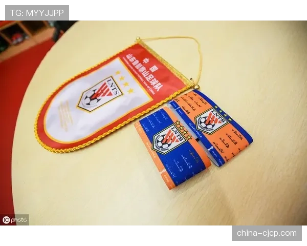 朗斯队长带领球队锁定亚军后的更衣室演讲：团结铸就成功